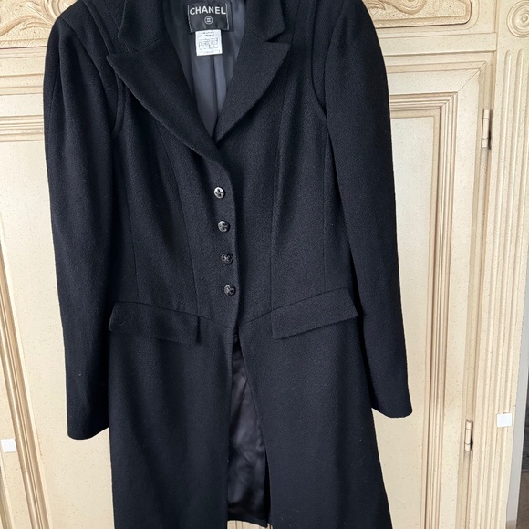 Beautiful Chanel coat in black. Size 44
